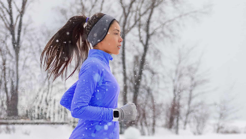 Дівчина бігає у снігову погоду | PEAK Ukraine