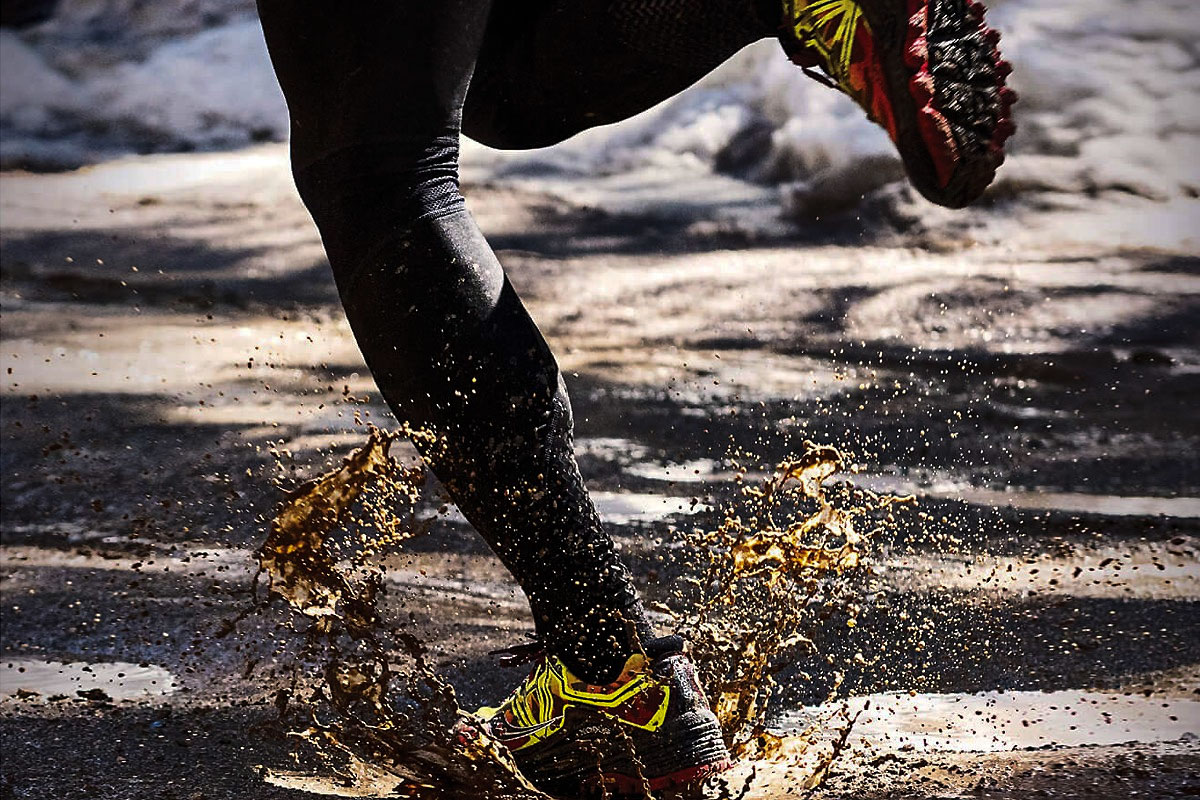 Мужчина в кроссовках бегает по грязи | Peak Sport Ukraine