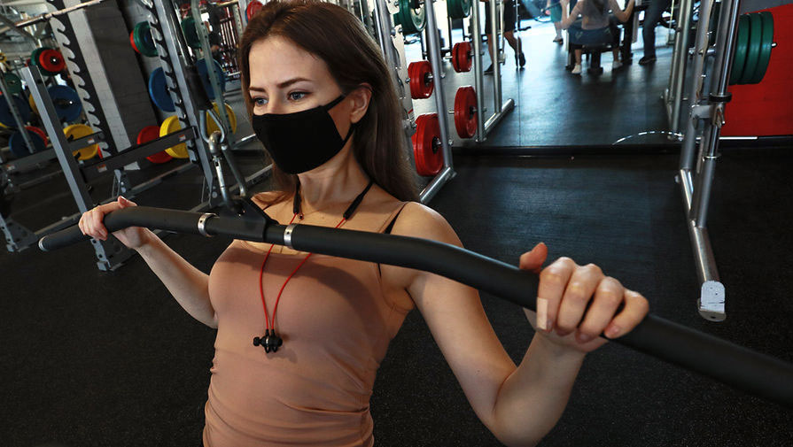 Девушка в маске занимается спортом в зале | Peak Sport Ukraine